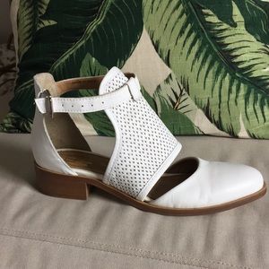 House of Harlow white leather flats